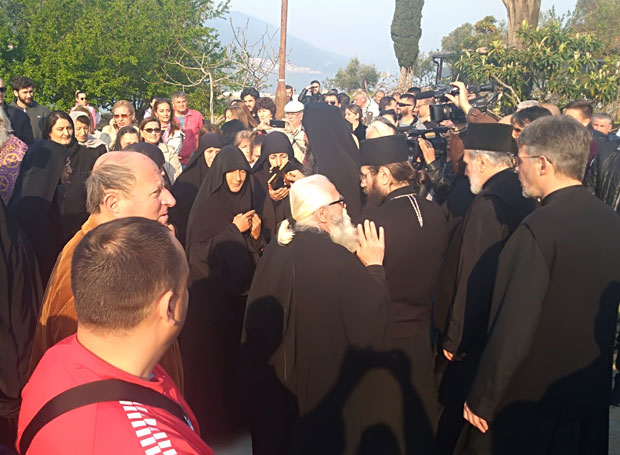 Народ одбранио Сузу Његошеву (ФОТО)